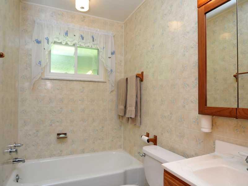 341 Elkhorn Road Monaca, PA 15061 - Photo 9 of 11 Full Bath.