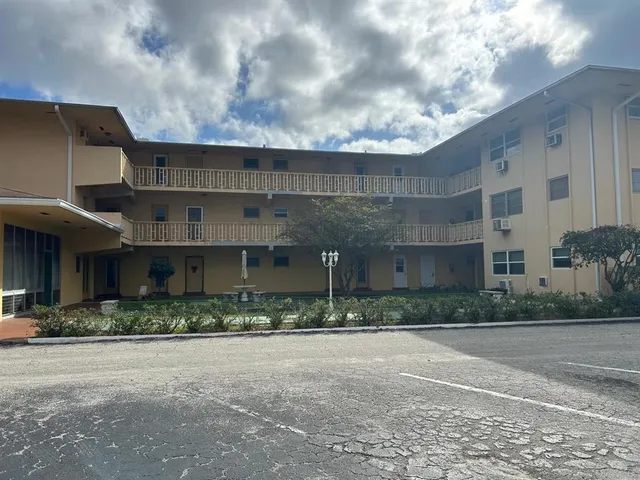 $1,350 | 1050 East Sample Road, Unit 209, Pompano Beach, FL 33064
