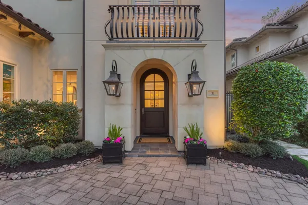 a view of entryway front of house