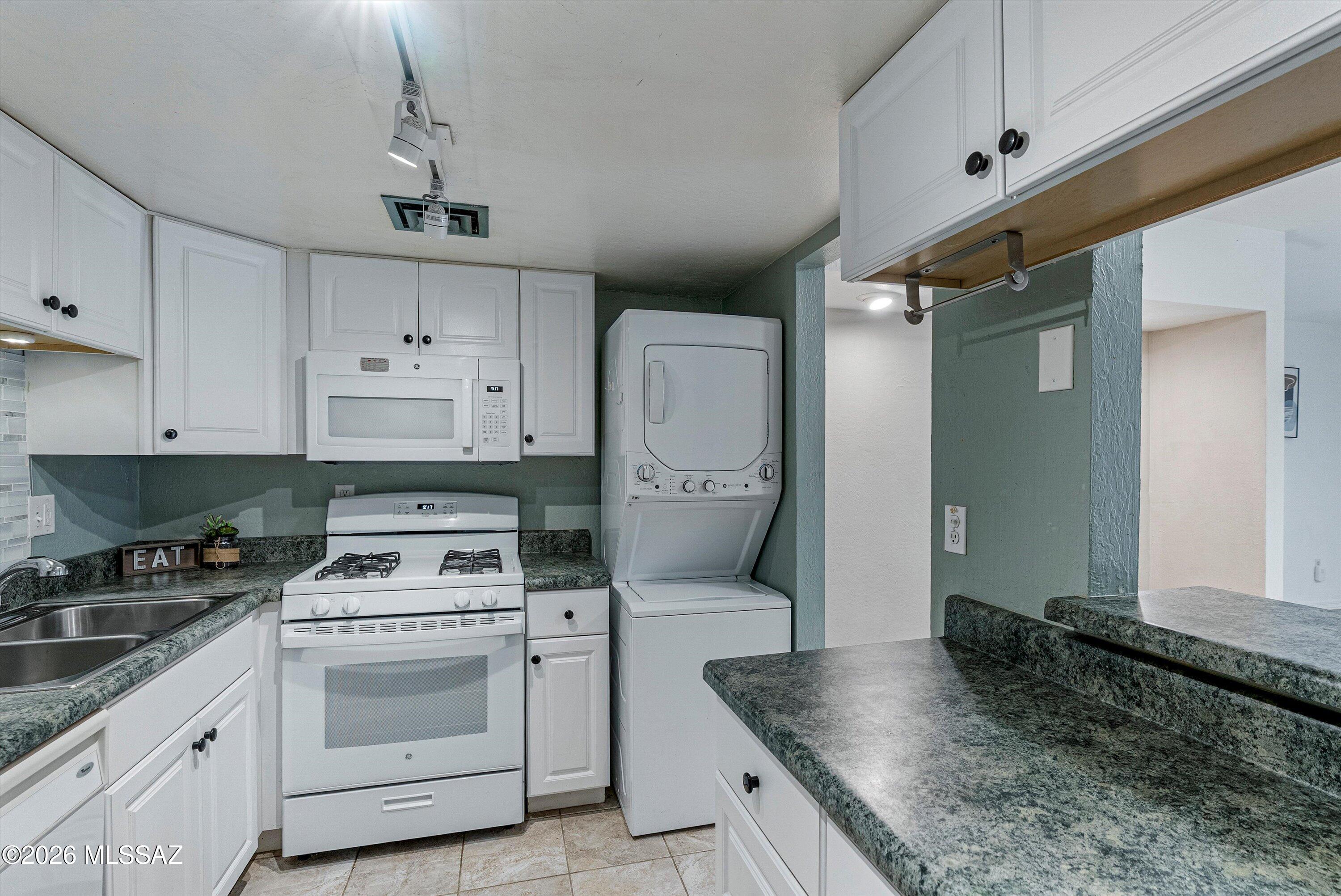 3750 North Country Club Road, Unit 5 Tucson, AZ 85716 - Photo 11 of 38 Kitchen