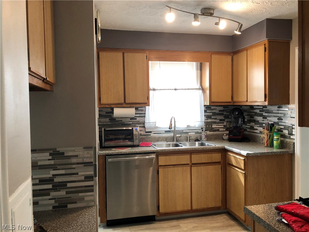 1144 Oxford Road Cleveland, OH 44121 - Photo 7 of 22