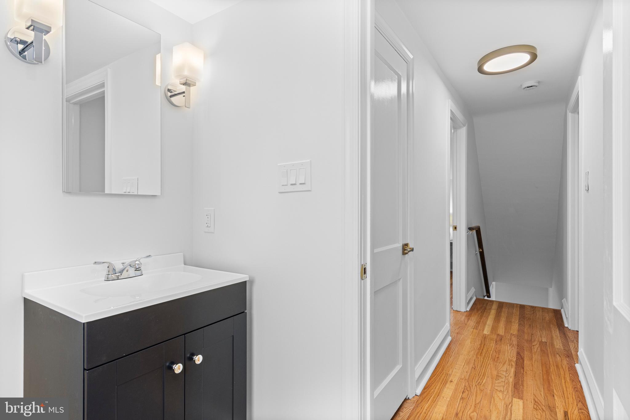 300 Barry Lane Wallingford, PA 19086 - Photo 38 of 52 2nd Floor Hall Full Bath