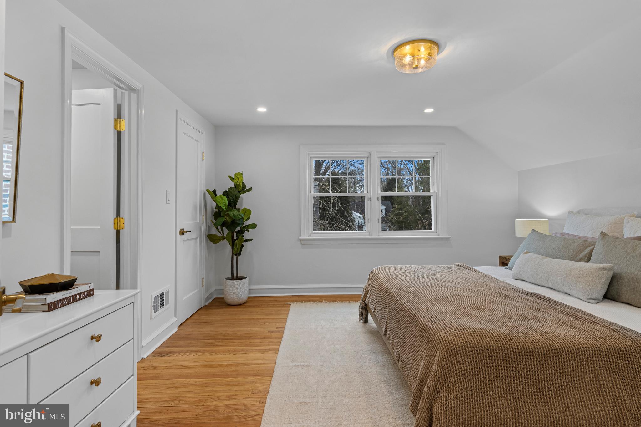 300 Barry Lane Wallingford, PA 19086 - Photo 40 of 52 2nd Floor Primary Suite