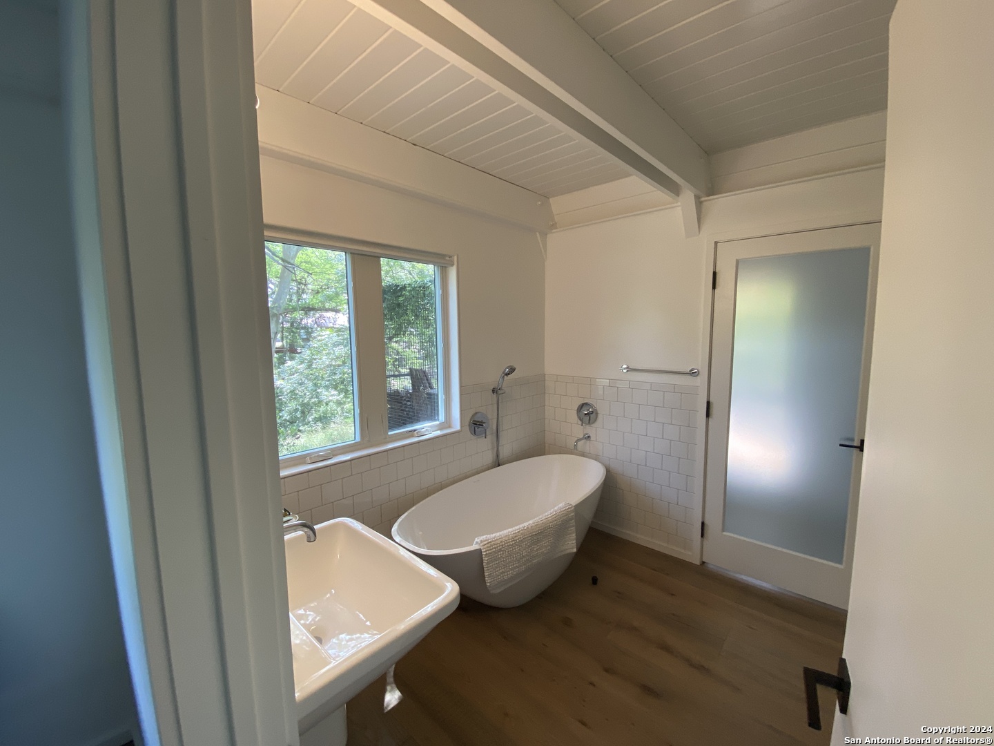 412 Lebouf Road Utopia, TX 78884 - Photo 19 of 42 a spacious bathroom with a tub and shower
