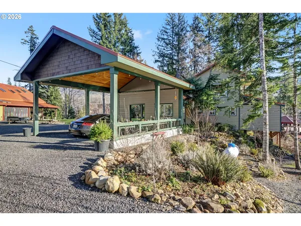 a view of a house with backyard