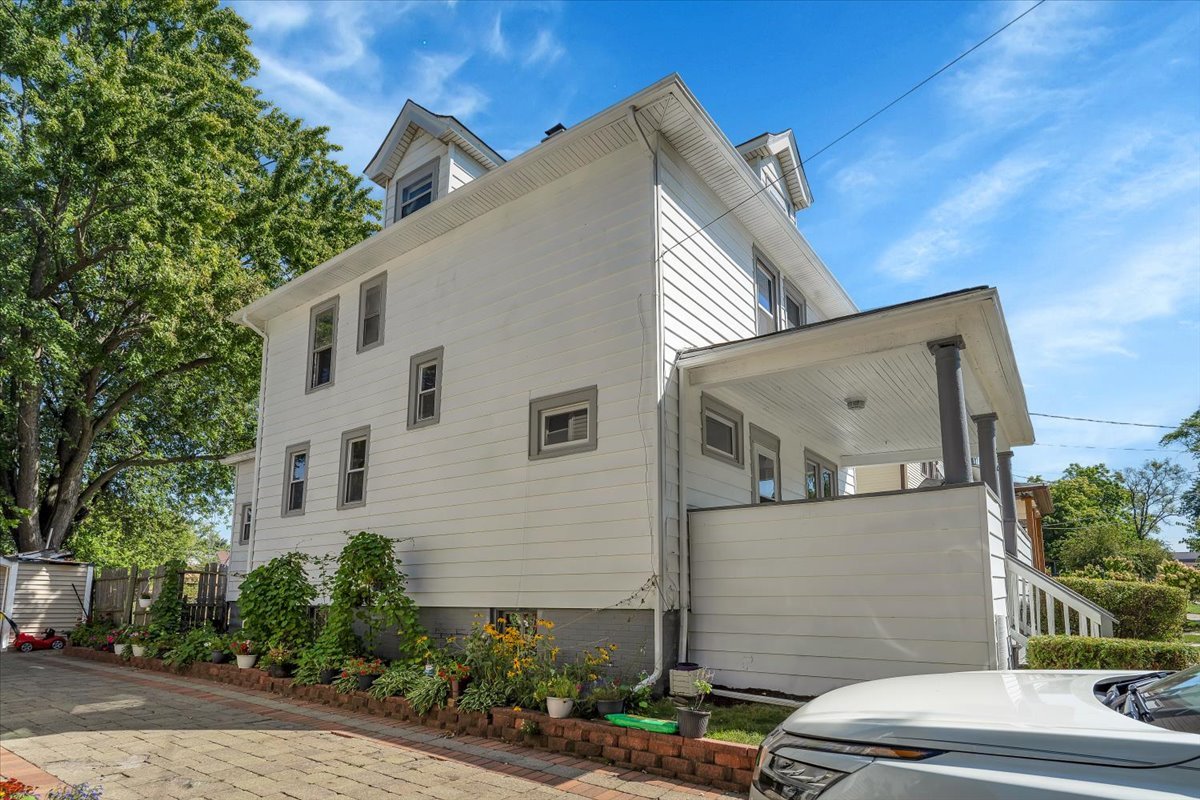 816 18th Street North Chicago, IL 60064 - Photo 3 of 25