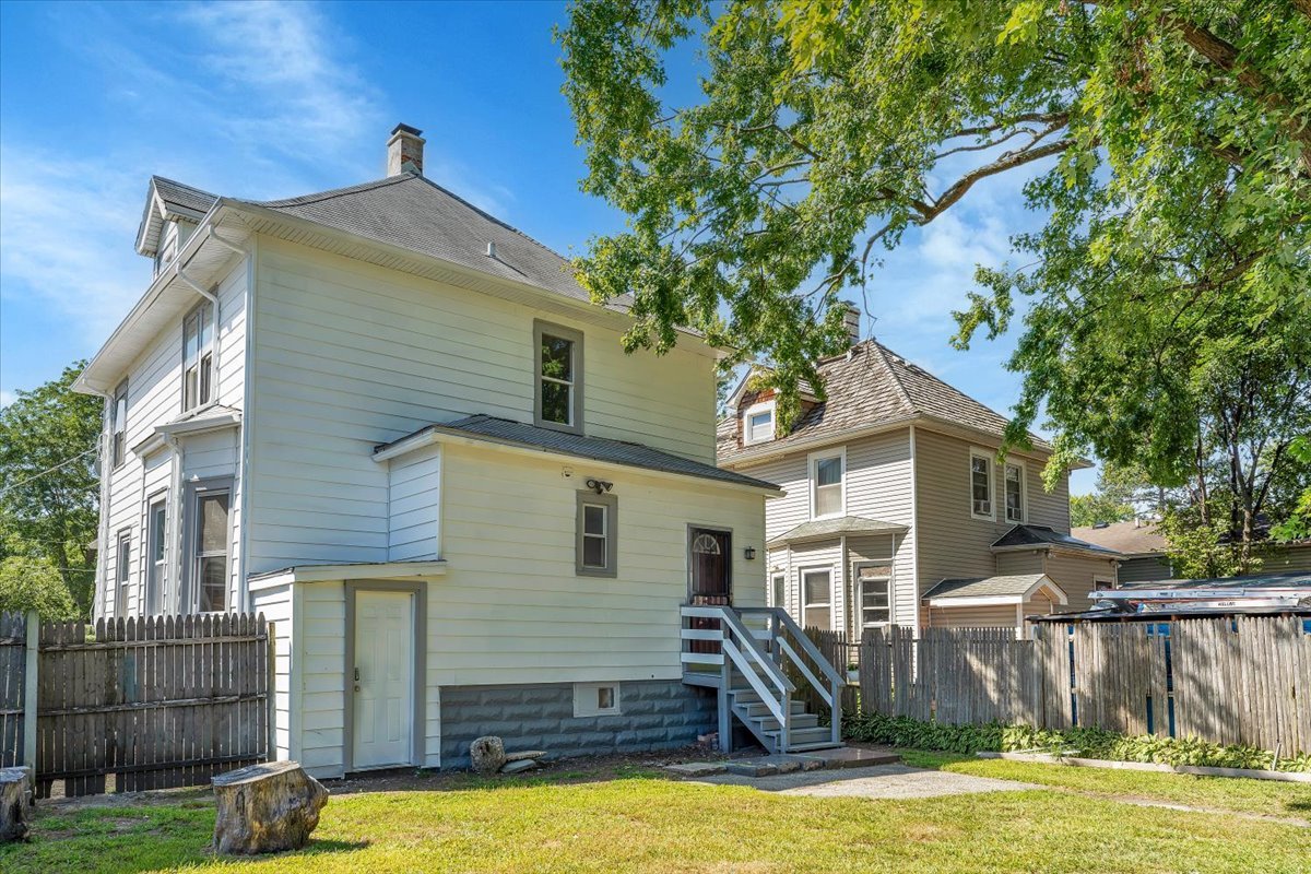 816 18th Street North Chicago, IL 60064 - Photo 4 of 25