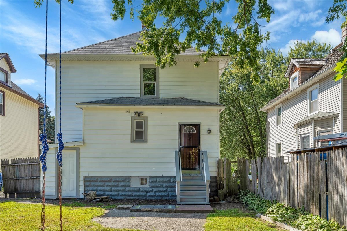 816 18th Street North Chicago, IL 60064 - Photo 5 of 25