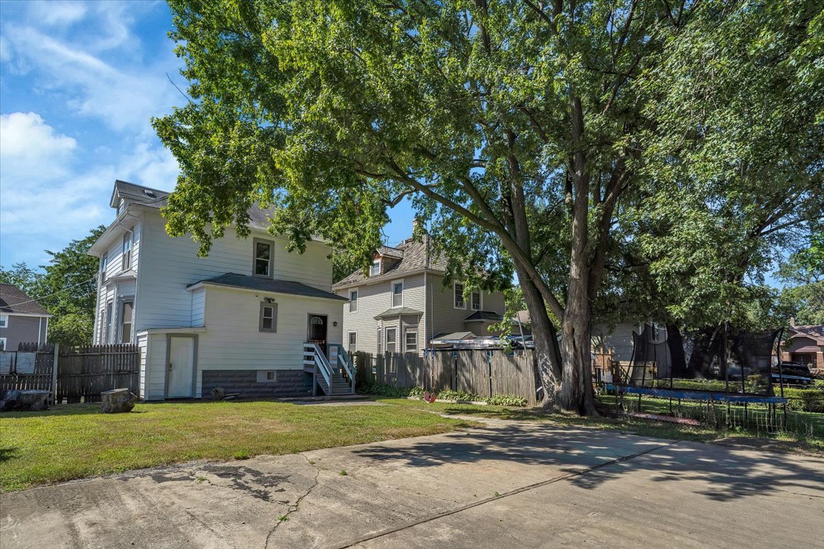 816 18th Street North Chicago, IL 60064 - Photo 6 of 25