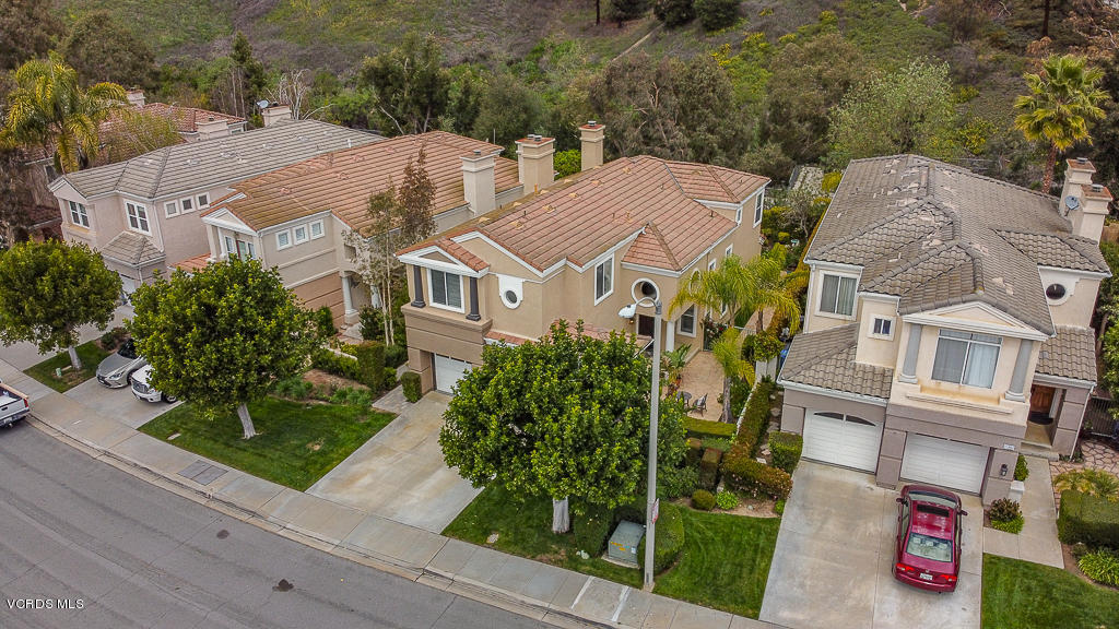 11249 Shadyridge Road Moorpark, CA 93021 - Photo 47 of 48 an aerial view of multiple houses with a yard