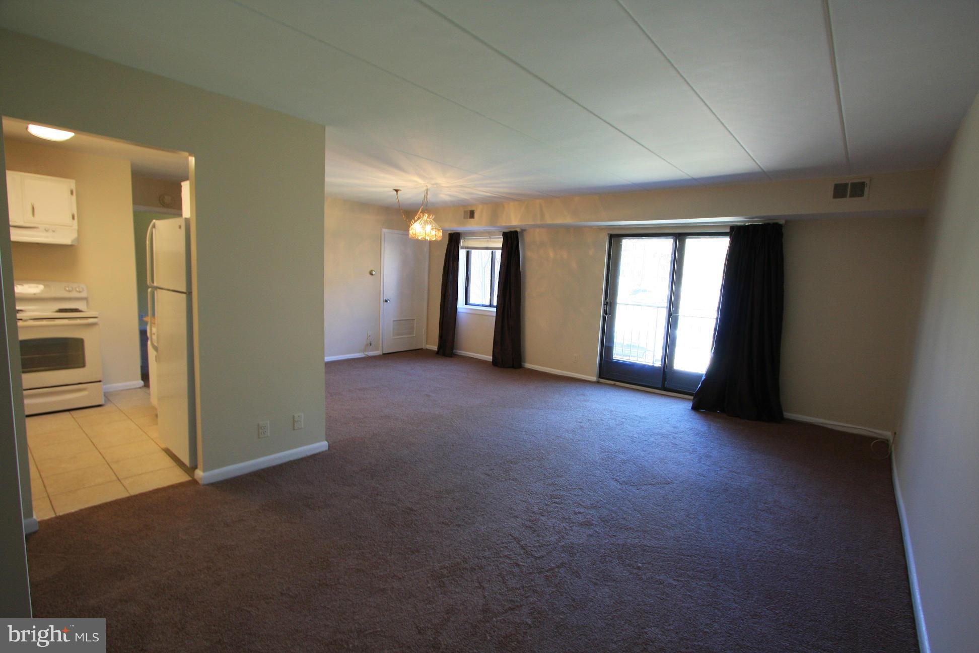 6250 Edsall Road, Unit 304 Alexandria, VA 22312 - Photo 3 of 18 Living Room