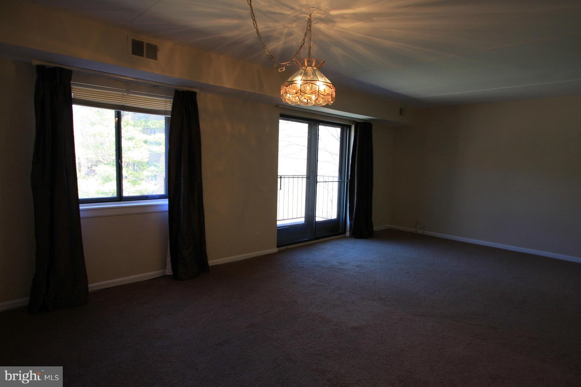 6250 Edsall Road, Unit 304 Alexandria, VA 22312 - Photo 5 of 18 Living Room