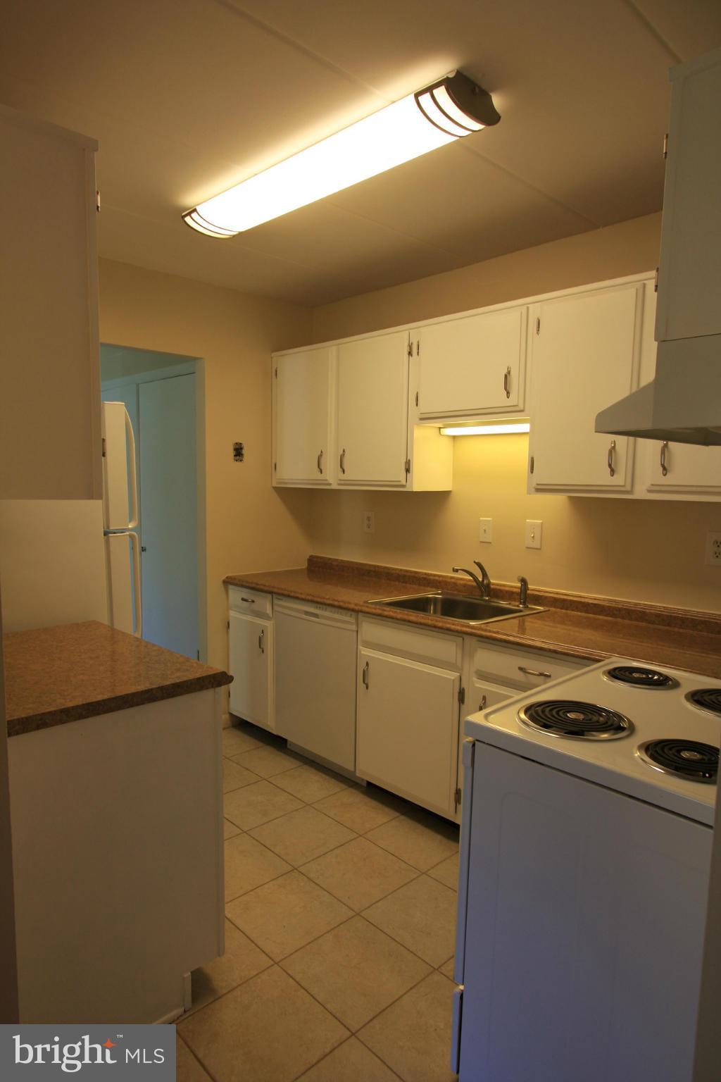 6250 Edsall Road, Unit 304 Alexandria, VA 22312 - Photo 10 of 18 Kitchen