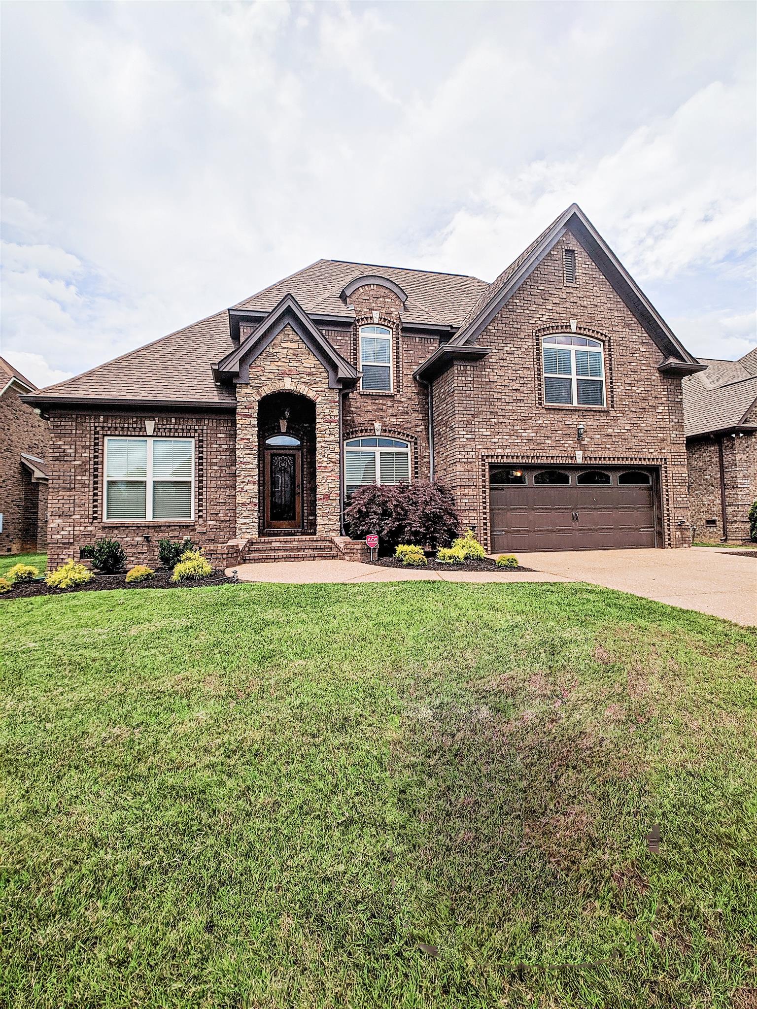 Welcome Home to 2009 Stonebrook Cir. All brick Universal built home in desirable Stonehollow subdivision