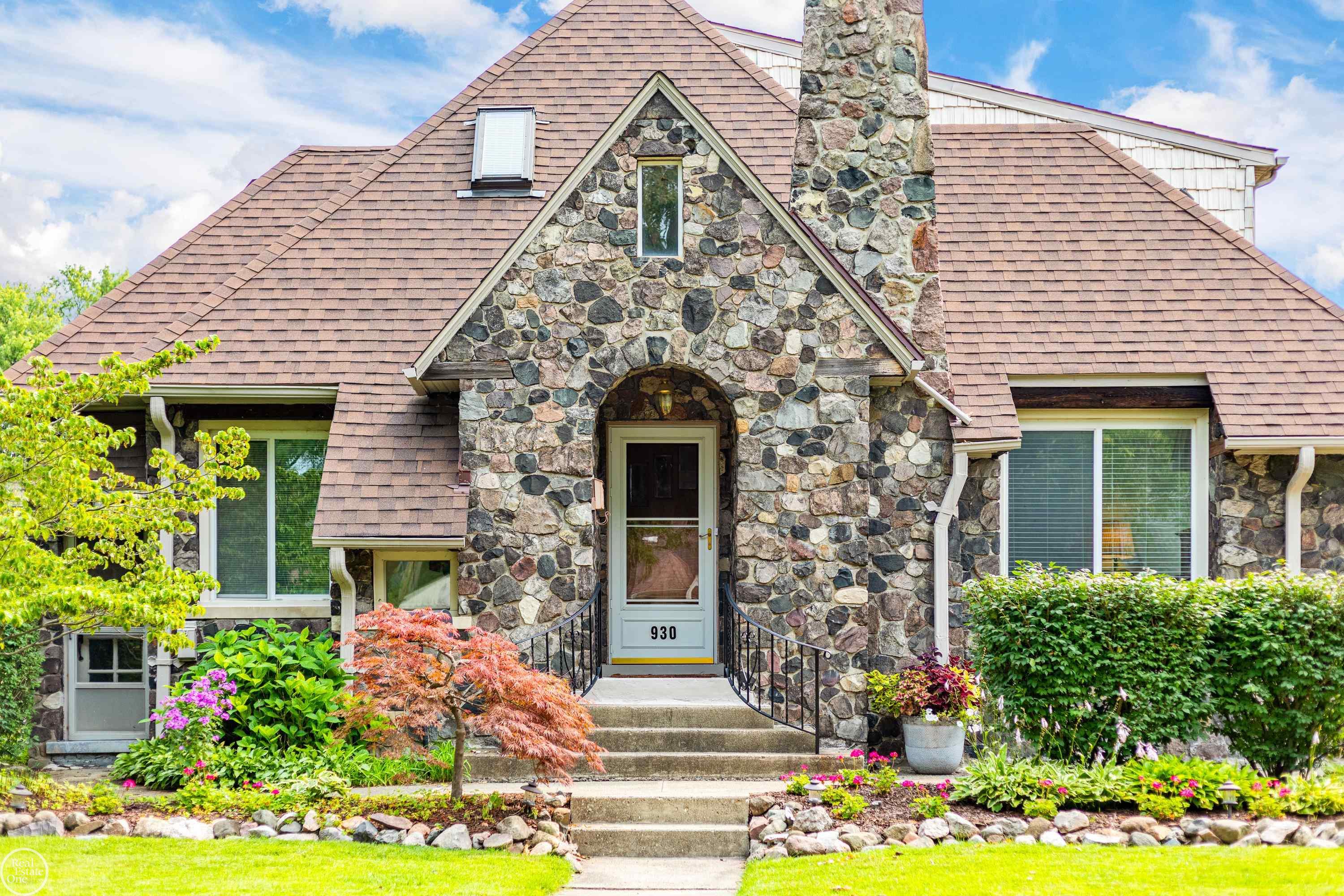 930 Barrington Road Grosse Pointe, MI 48230 - Photo 2 of 40 50130173-6C3F5CC9-2E2E-4FB1-881A-6ACE5C783CC4.JPG