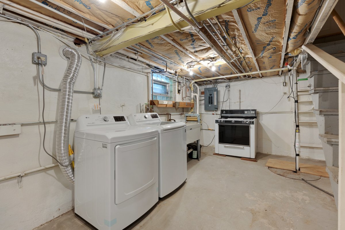 216 Center Avenue Wheeling, IL 60090 - Photo 18 of 25 a utility room with dryer and washer