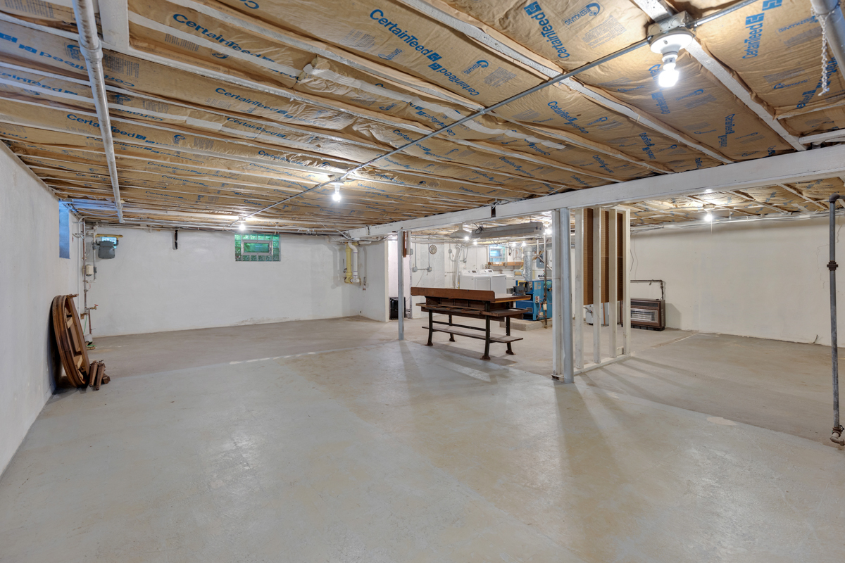 216 Center Avenue Wheeling, IL 60090 - Photo 20 of 25 a view of a studio with wooden floor