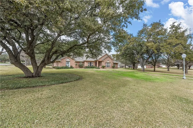 $605,000 | 201 Cobblestone Lane, Crawford, TX 76638