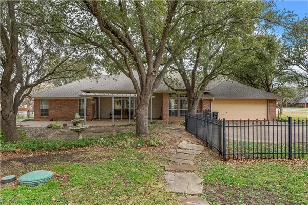 $605,000 | 201 Cobblestone Lane, Crawford, TX 76638