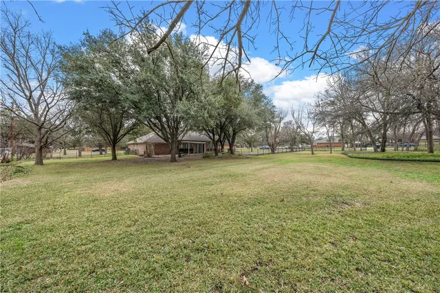 $605,000 | 201 Cobblestone Lane, Crawford, TX 76638