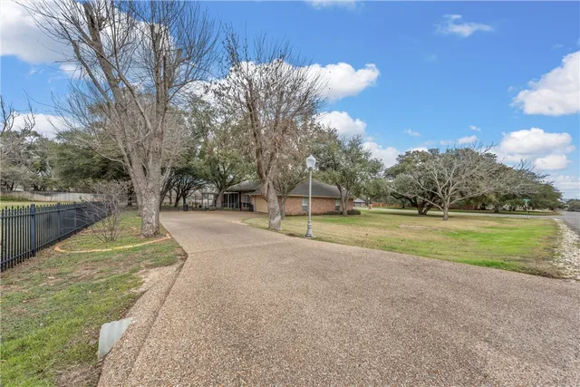 $605,000 | 201 Cobblestone Lane, Crawford, TX 76638