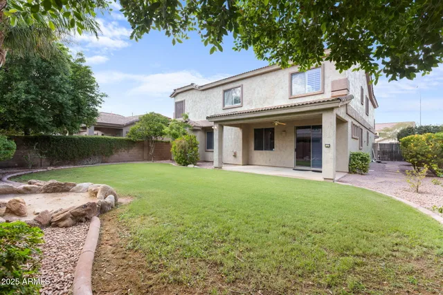 a view of a house with backyard and garden
