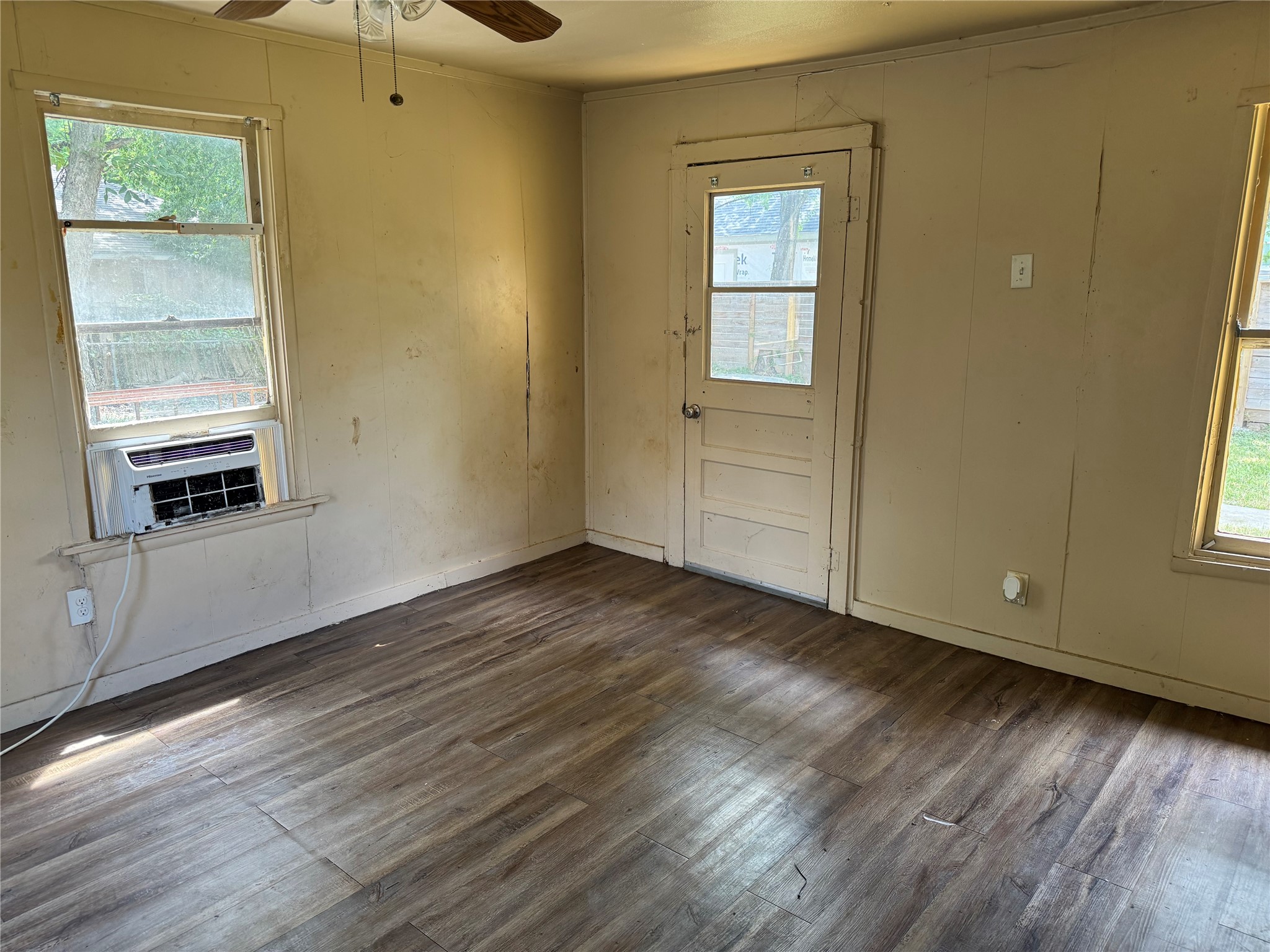 606 East 42nd Street Houston, TX 77022 - Photo 5 of 14 an empty room with wooden floor and windows