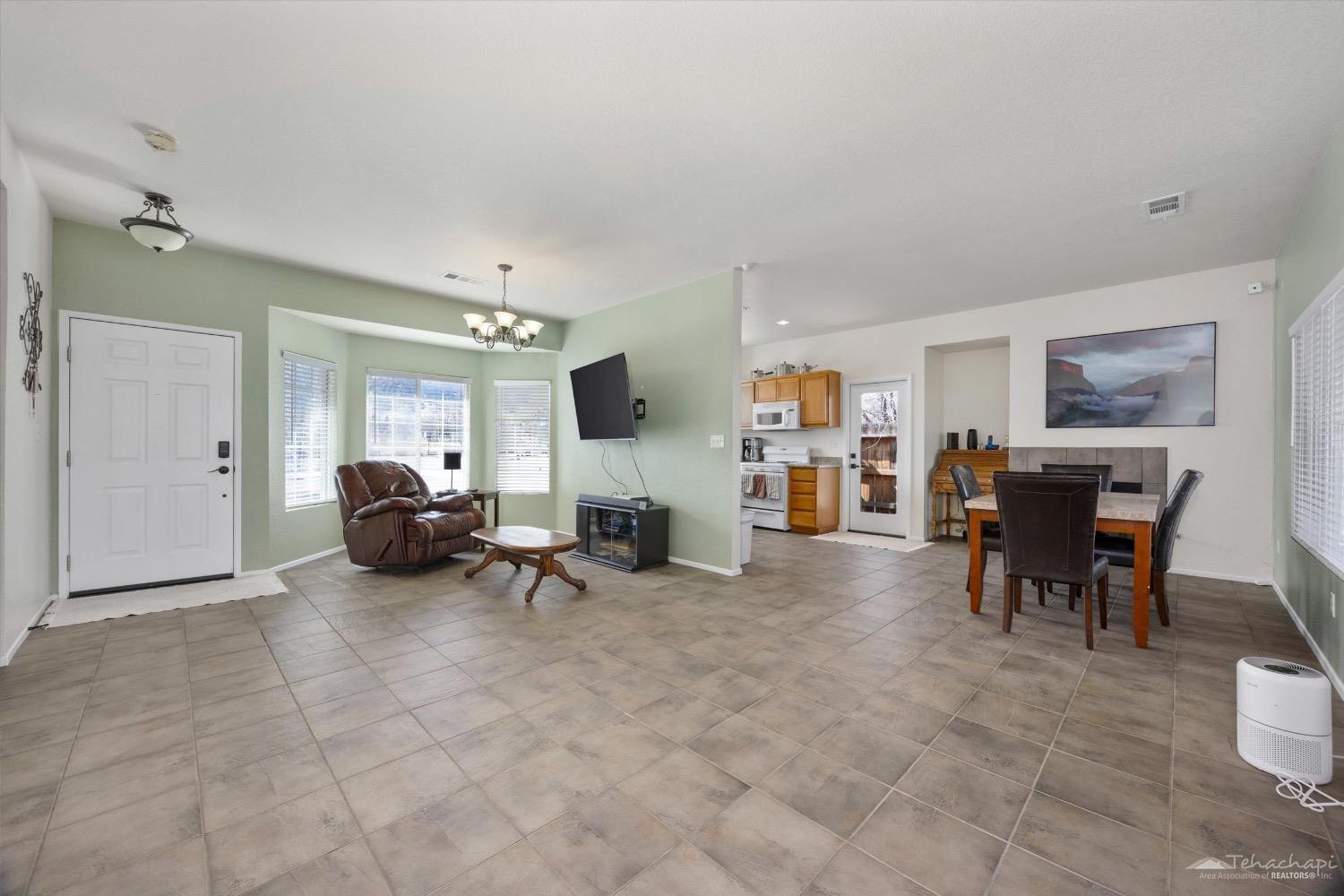 1027 Clearview Street Tehachapi, CA 93561 - Photo 5 of 20 Gallery Image 5
