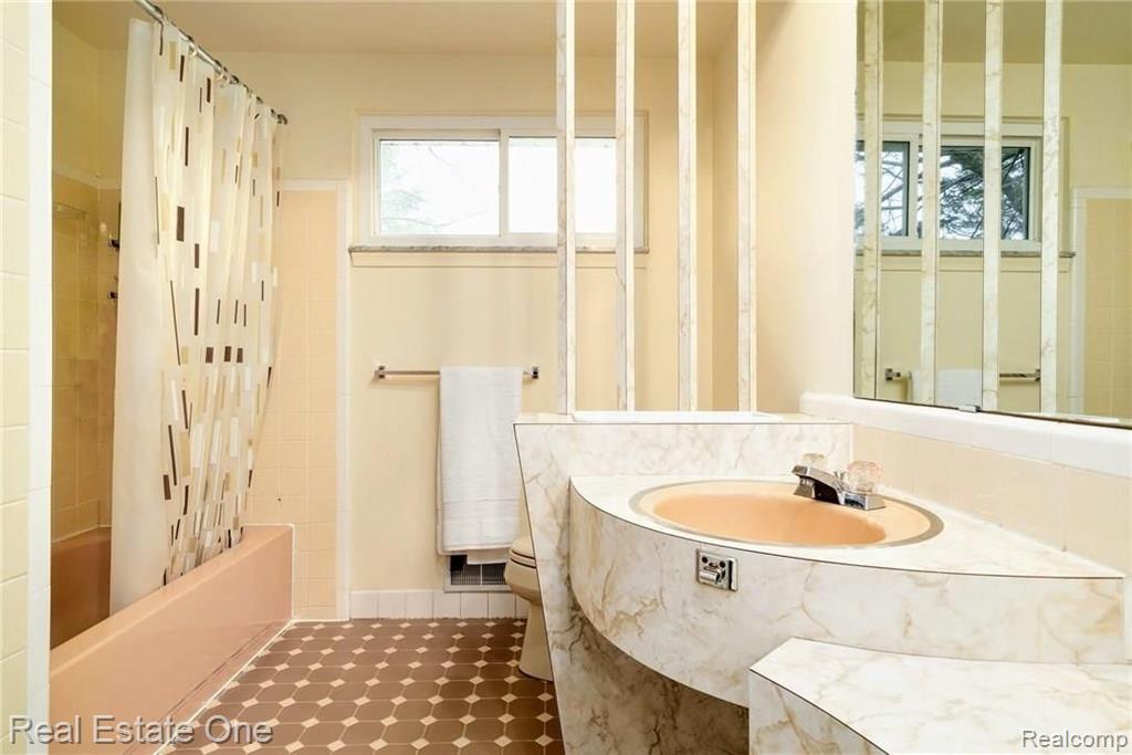 2177 Avoncrest Drive Rochester Hills, MI 48309 - Photo 17 of 21