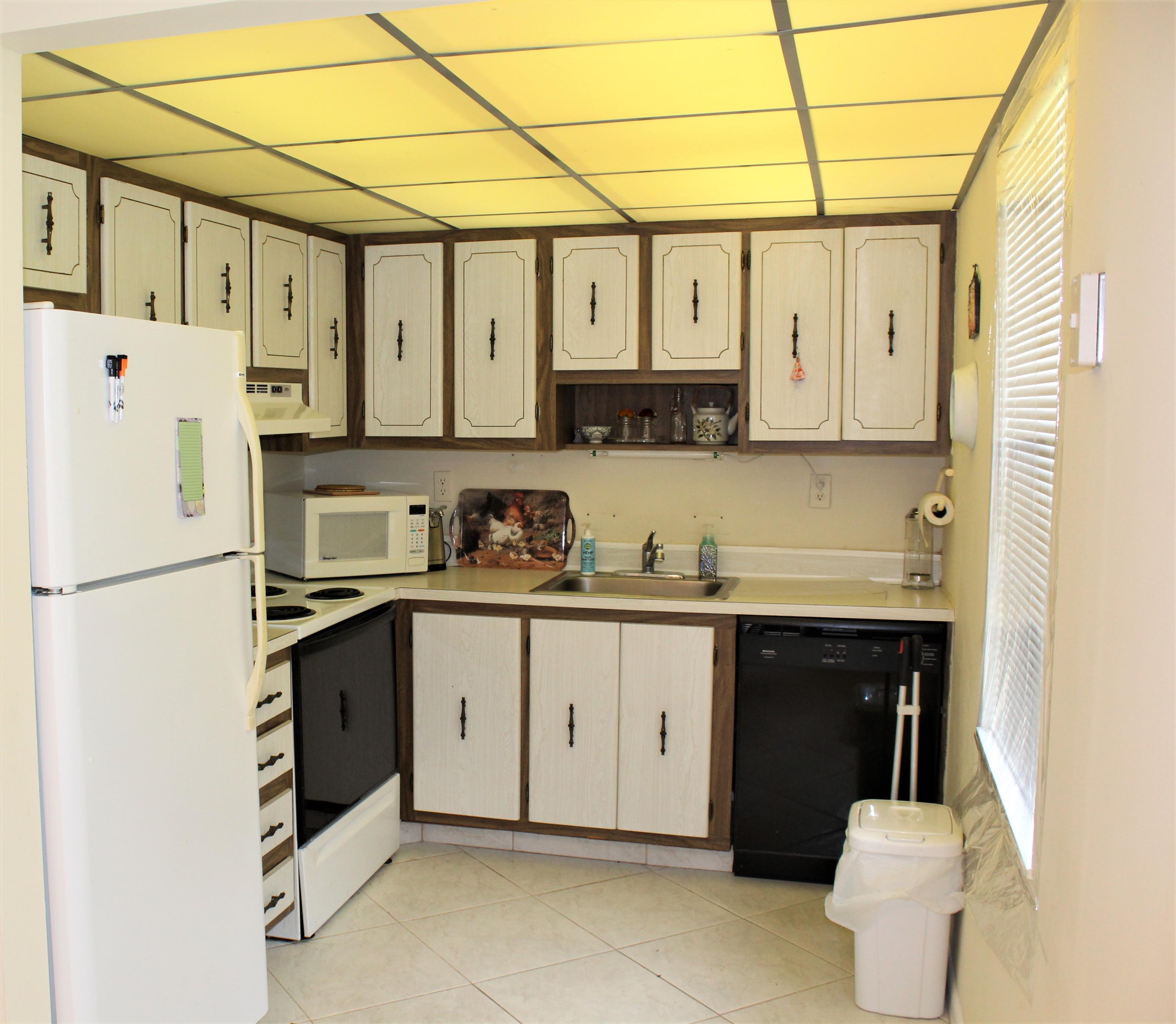 956 Normandy Trail Delray Beach, FL 33484 - Photo 5 of 15 Kitchen