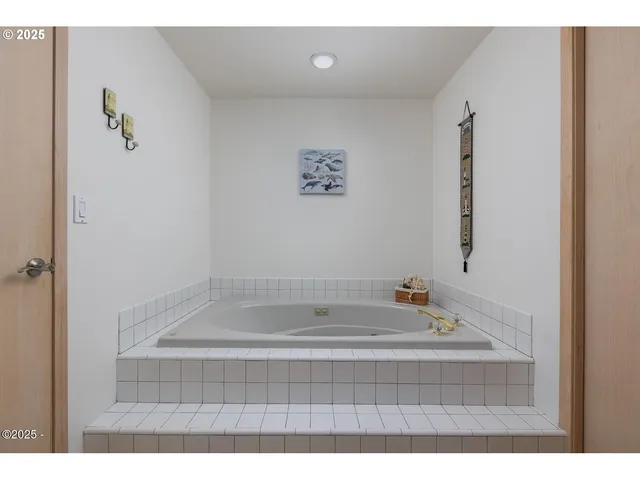 a bathroom with a tub