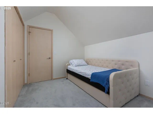 a view of bedroom and bedroom