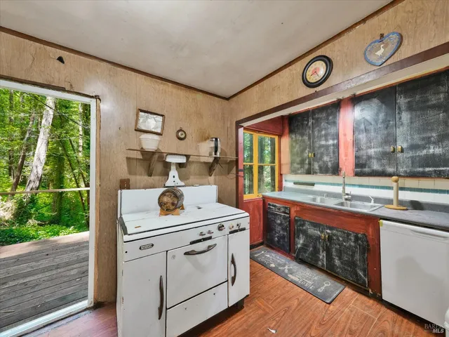 $299,000 | 17850 Santa Rosa Avenue, Guerneville, CA 95446