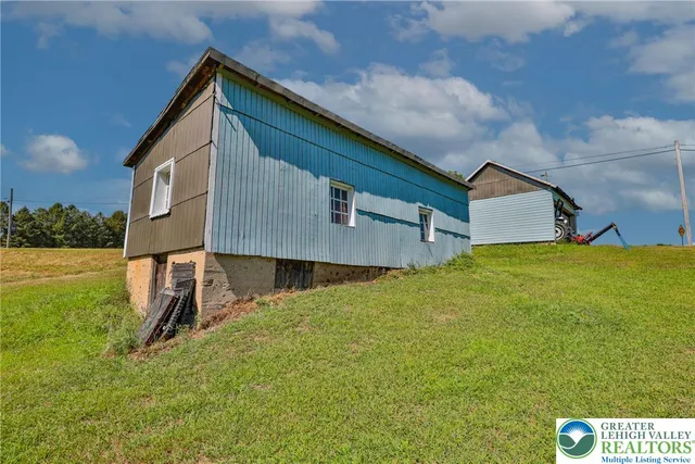 a front view of house with yard