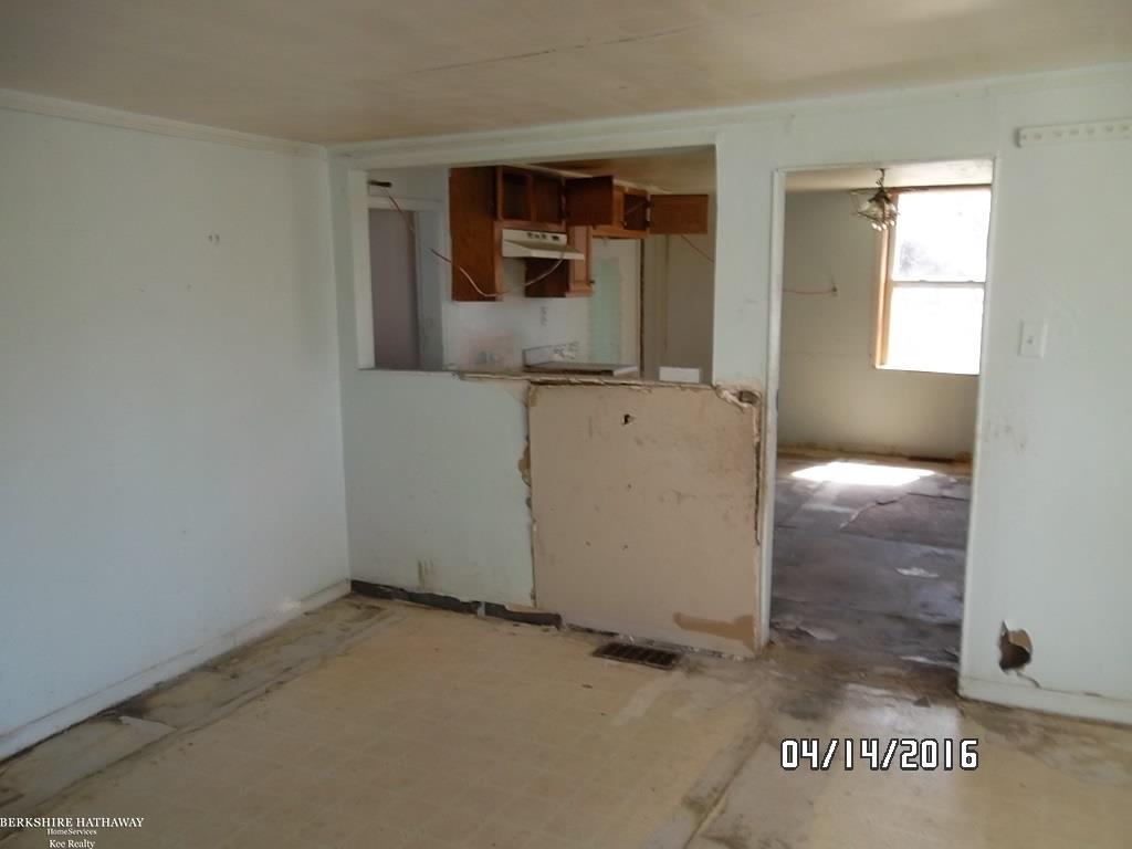 15575 Almont Road Allenton, MI 48002 - Photo 6 of 19 31287104-5.JPG