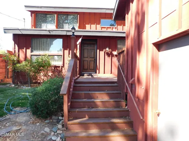 a view of a entrance of the house