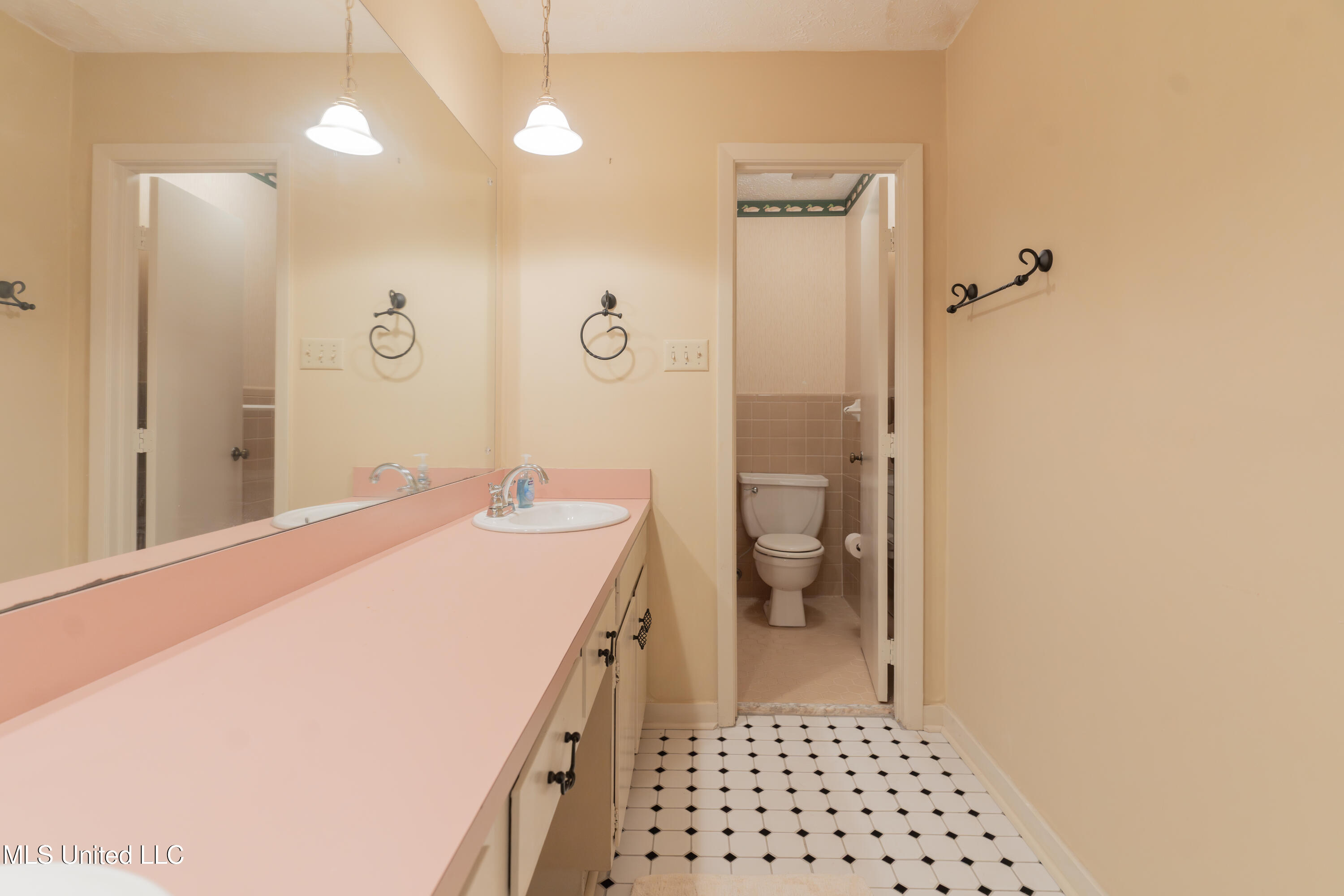 1417 Huntcliff Way Clinton, MS 39056 - Photo 38 of 56 38-HallBathroom