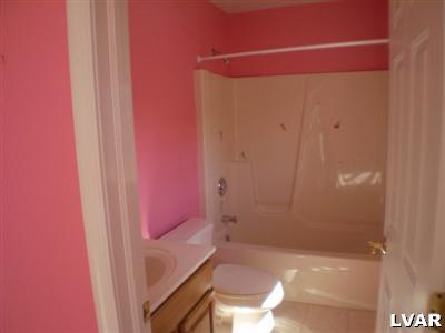 860 Benner Road Allentown, PA 18104 - Photo 26 of 29 full bath off bedroom 4