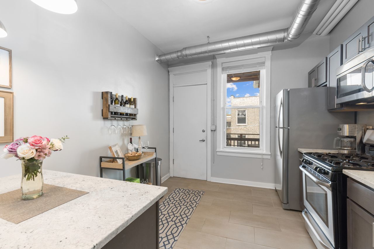 846 West Sheridan Road, Unit 3R Chicago, IL 60613 - Photo 5 of 13