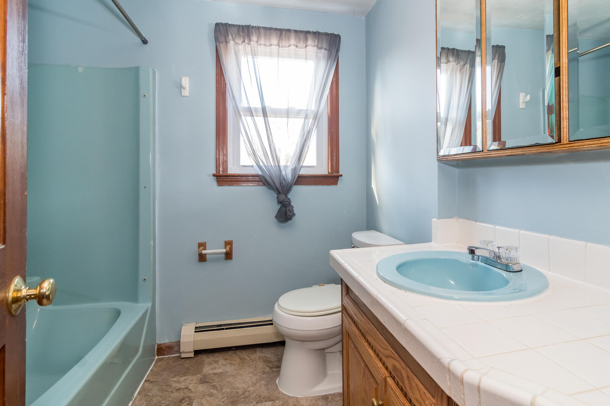 62 Windsor Road Sandwich, MA 02563 - Photo 20 of 24 a bathroom with a sink a toilet and a bathtub