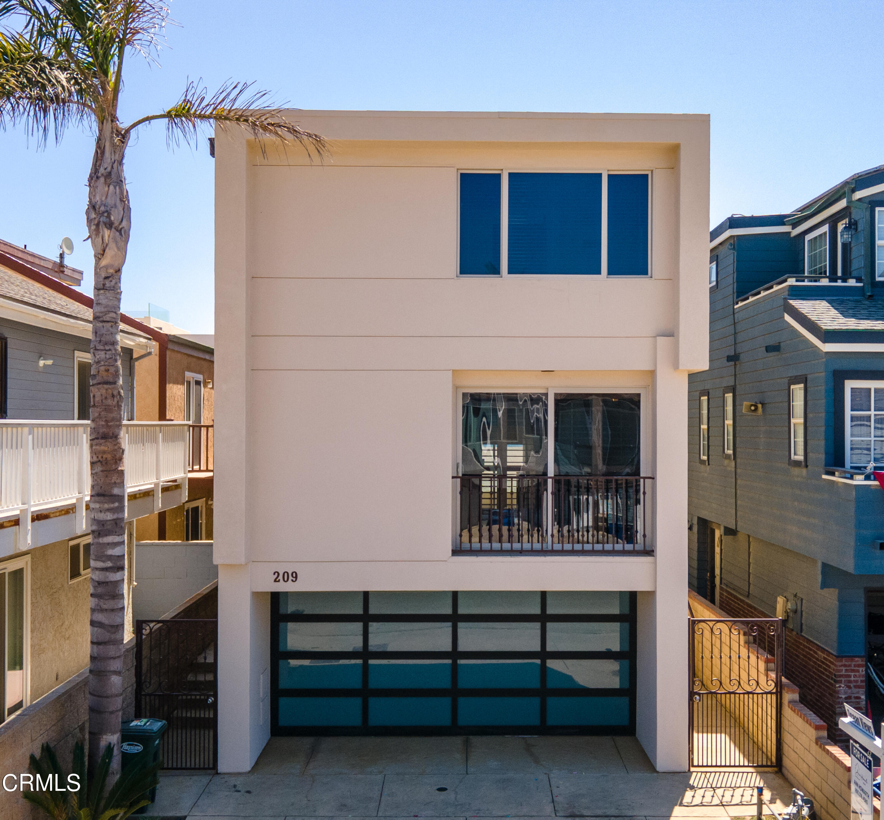 209 Ocean Drive Oxnard, CA 93035 - Photo 4 of 49 a front view of a house with a garden