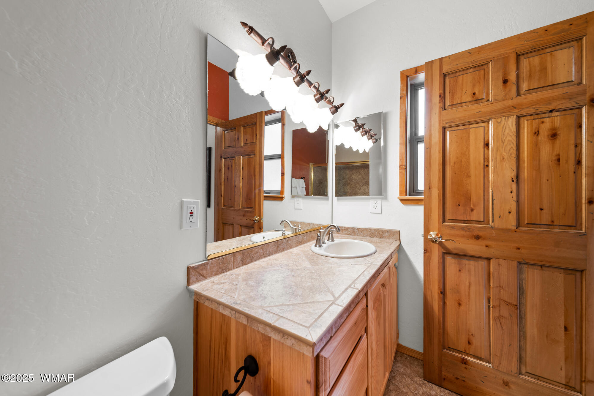 1621 Gambel Oak Road Show Low, AZ 85901 - Photo 23 of 50 Guest Bath
