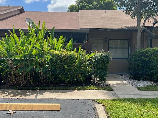 2622 North Nob Hill Road, Unit 2622 Sunrise, FL 33322 - Photo 2 of 16 a backyard of a house with lots of green space