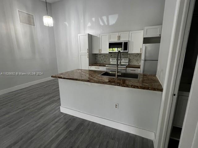 2622 North Nob Hill Road, Unit 2622 Sunrise, FL 33322 - Photo 5 of 16 a kitchen with kitchen island a counter top space cabinets and stainless steel appliances