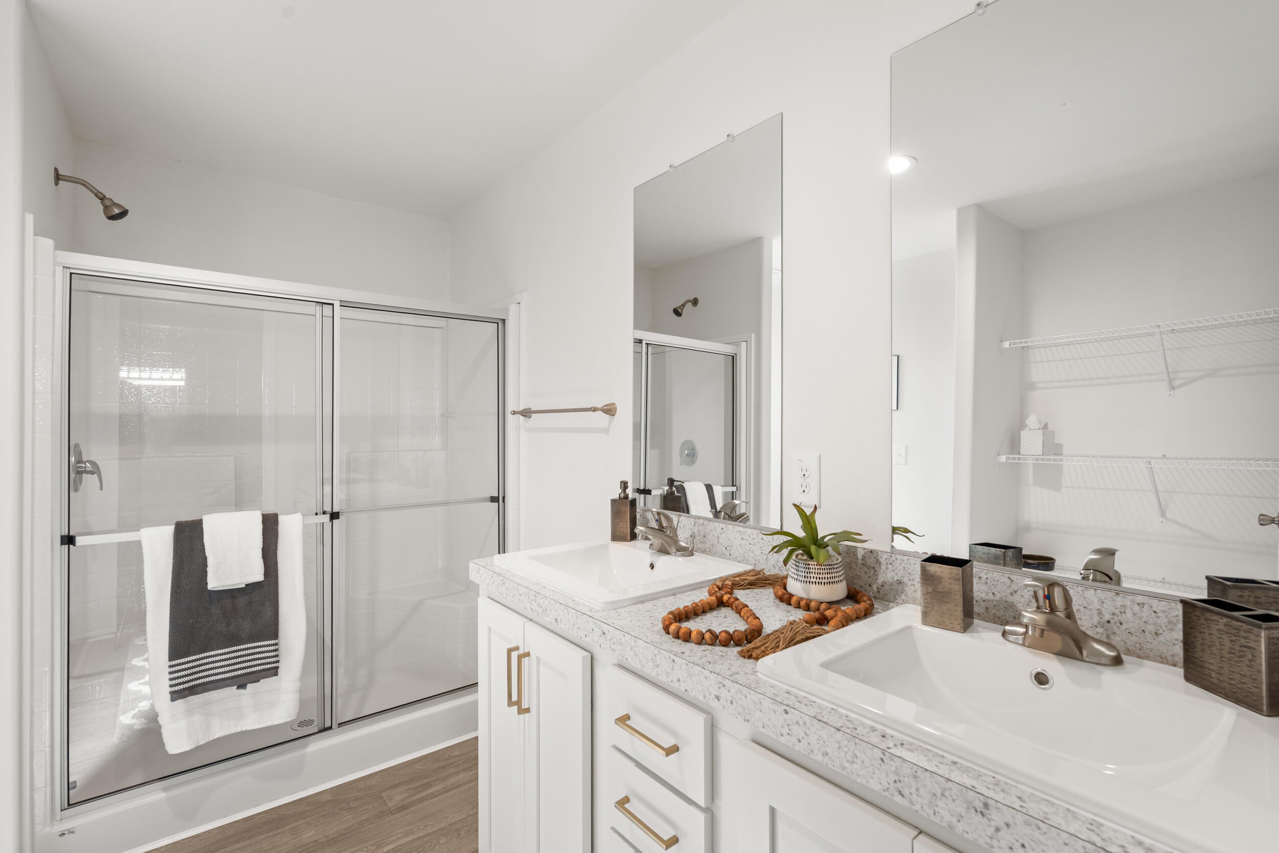 300 Luman Road, Unit 205 Phoenix, OR 97535 - Photo 13 of 25 bathroom