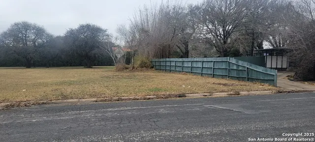 $99,900 | 900 East Houston Street, Beeville, TX 78102