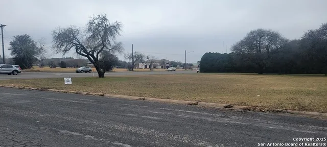 $99,900 | 900 East Houston Street, Beeville, TX 78102