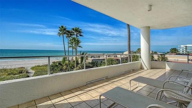 $3,250,000 | 4561 Gulf Of Mexico Drive, Unit 202, Longboat Key, FL 34228