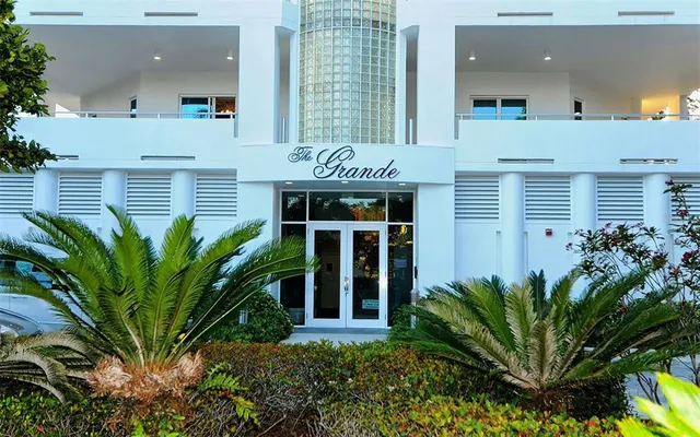 $3,250,000 | 4561 Gulf Of Mexico Drive, Unit 202, Longboat Key, FL 34228