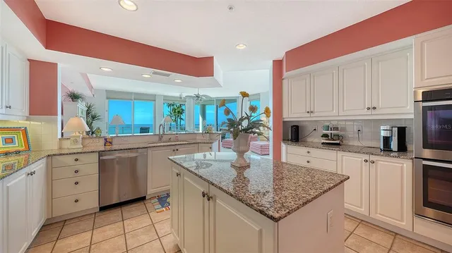 $3,250,000 | 4561 Gulf Of Mexico Drive, Unit 202, Longboat Key, FL 34228